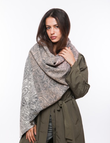 Cette image contient écharpe à motif carreaux chez Joliesse. à 69,99 TND en Tunisie. L'hexa de l'arrière plan est #E7E7E7