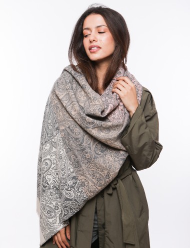 Cette image contient écharpe à motif carreaux chez Joliesse. à 69,99 TND en Tunisie. L'hexa de l'arrière plan est #E7E7E7