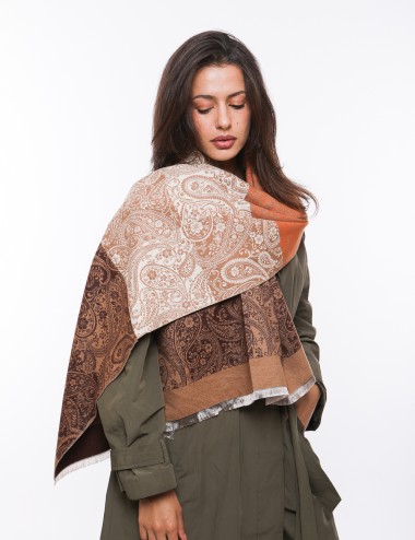 Cette image contient écharpe à motif carreaux chez Joliesse. à 69,99 TND en Tunisie. L'hexa de l'arrière plan est #E7E7E7