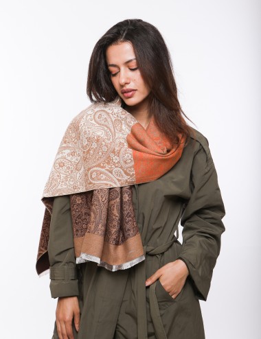 Cette image contient écharpe à motif carreaux chez Joliesse. à 69,99 TND en Tunisie. L'hexa de l'arrière plan est #E7E7E7