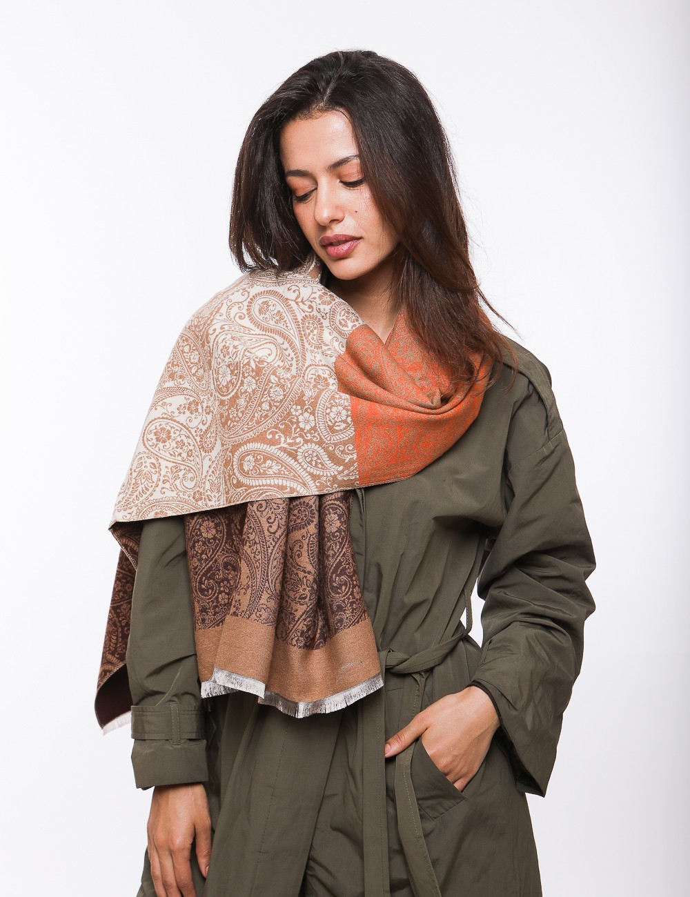 Cette image contient écharpe à motif carreaux chez Joliesse. à 69,99 TND en Tunisie. L'hexa de l'arrière plan est #E7E7E7