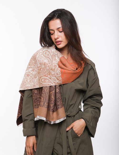 Cette image contient écharpe à motif carreaux chez Joliesse. à 69,99 TND en Tunisie. L'hexa de l'arrière plan est #E7E7E7