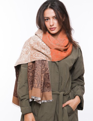 Cette image contient écharpe à motif carreaux chez Joliesse. à 69,99 TND en Tunisie. L'hexa de l'arrière plan est #E7E7E7