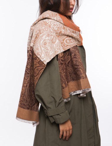 Cette image contient écharpe à motif carreaux chez Joliesse. à 69,99 TND en Tunisie. L'hexa de l'arrière plan est #E7E7E7