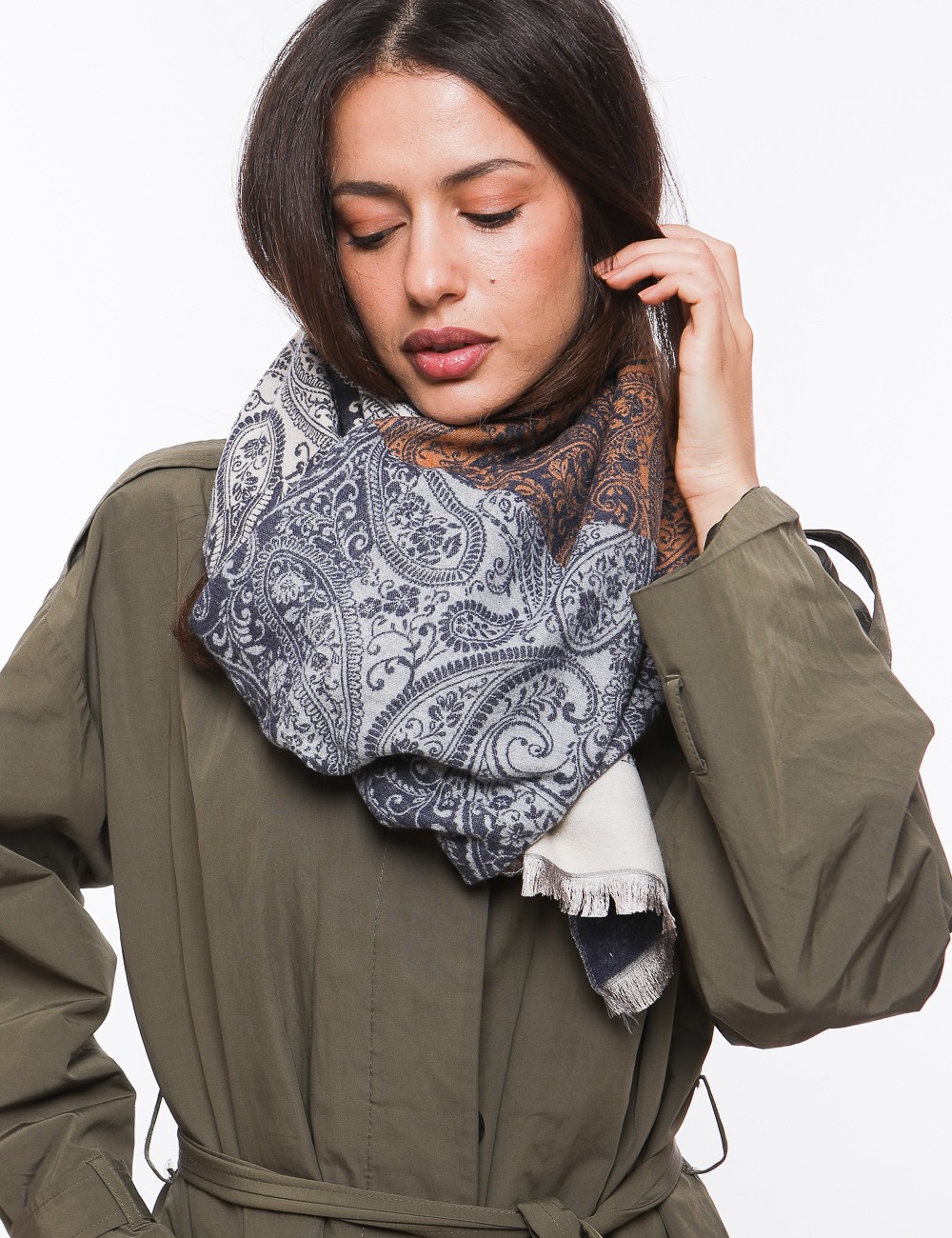 Cette image contient écharpe à motif carreaux chez Joliesse. à 69,99 TND en Tunisie. L'hexa de l'arrière plan est #E7E7E7