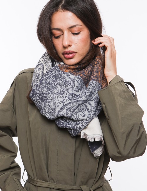 Cette image contient écharpe à motif carreaux chez Joliesse. à 69,99 TND en Tunisie. L'hexa de l'arrière plan est #E7E7E7