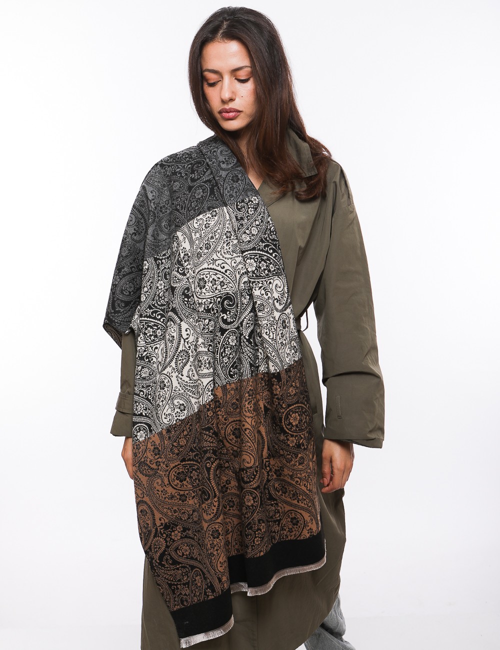 Cette image contient écharpe à motif carreaux chez Joliesse. à 69,99 TND en Tunisie. L'hexa de l'arrière plan est #E7E7E7