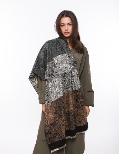 Cette image contient écharpe à motif carreaux chez Joliesse. à 69,99 TND en Tunisie. L'hexa de l'arrière plan est #E7E7E7