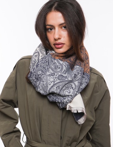 Cette image contient écharpe à motif carreaux chez Joliesse. à 69,99 TND en Tunisie. L'hexa de l'arrière plan est #E7E7E7