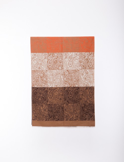 Cette image contient écharpe à motif carreaux chez Joliesse. à 69,99 TND en Tunisie. L'hexa de l'arrière plan est #E7E7E7