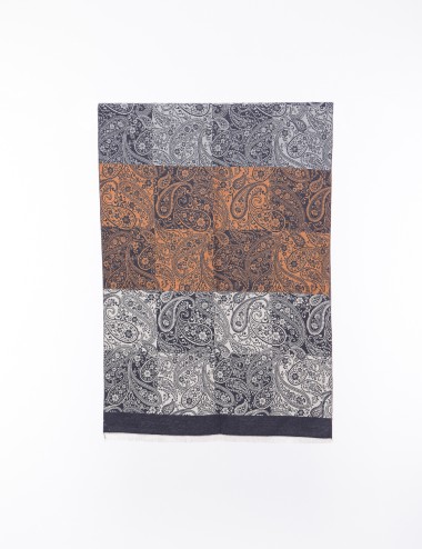 Cette image contient écharpe à motif carreaux chez Joliesse. à 69,99 TND en Tunisie. L'hexa de l'arrière plan est #E7E7E7