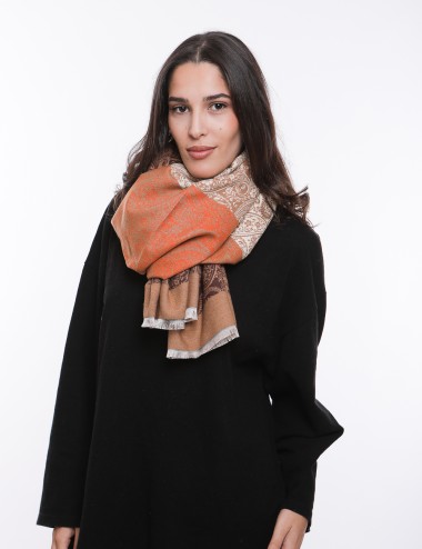 Cette image contient écharpe à motif carreaux chez Joliesse. à 69,99 TND en Tunisie. L'hexa de l'arrière plan est #E7E7E7