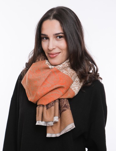 Cette image contient écharpe à motif carreaux chez Joliesse. à 69,99 TND en Tunisie. L'hexa de l'arrière plan est #E7E7E7