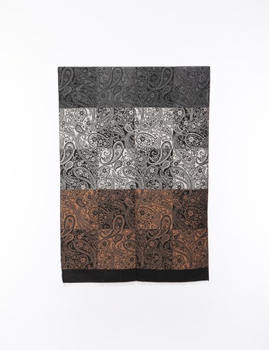 Cette image contient écharpe à motif carreaux chez Joliesse. à 69,99 TND en Tunisie. L'hexa de l'arrière plan est #E7E7E7