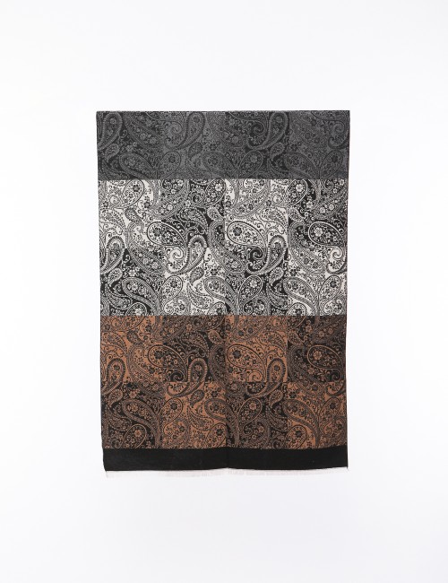 Cette image contient écharpe à motif carreaux chez Joliesse. à 69,99 TND en Tunisie. L'hexa de l'arrière plan est #E7E7E7