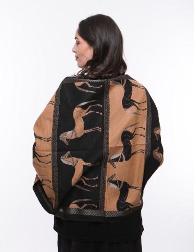 Cette image contient écharpe à imprimé chevaux chez Joliesse. à 64,99 TND en Tunisie. L'hexa de l'arrière plan est #E7E7E7