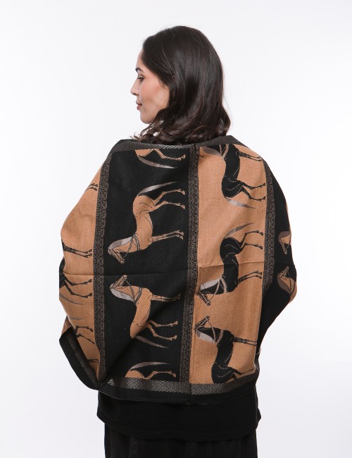 Cette image contient écharpe à imprimé chevaux chez Joliesse. à 64,99 TND en Tunisie. L'hexa de l'arrière plan est #E7E7E7