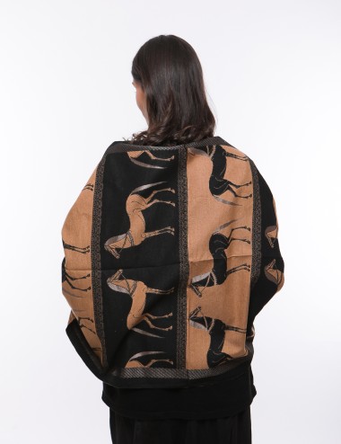 Cette image contient écharpe à imprimé chevaux chez Joliesse. à 64,99 TND en Tunisie. L'hexa de l'arrière plan est #E7E7E7