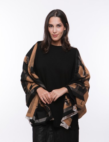 Cette image contient écharpe à imprimé chevaux chez Joliesse. à 64,99 TND en Tunisie. L'hexa de l'arrière plan est #E7E7E7