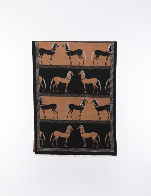 Cette image contient écharpe à imprimé chevaux chez Joliesse. à 64,99 TND en Tunisie. L'hexa de l'arrière plan est #E7E7E7