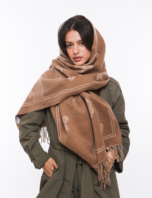 Cette image contient Écharpe Femme chez Joliesse. à 69,99 TND en Tunisie. L'hexa de l'arrière plan est #E7E7E7