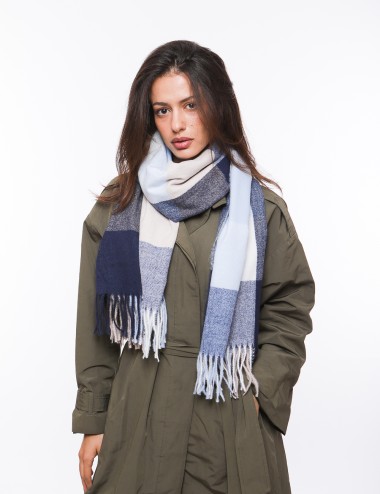 Cette image contient écharpe à motif carreaux chez Joliesse. à 0,00 TND en Tunisie. L'hexa de l'arrière plan est #E7E7E7