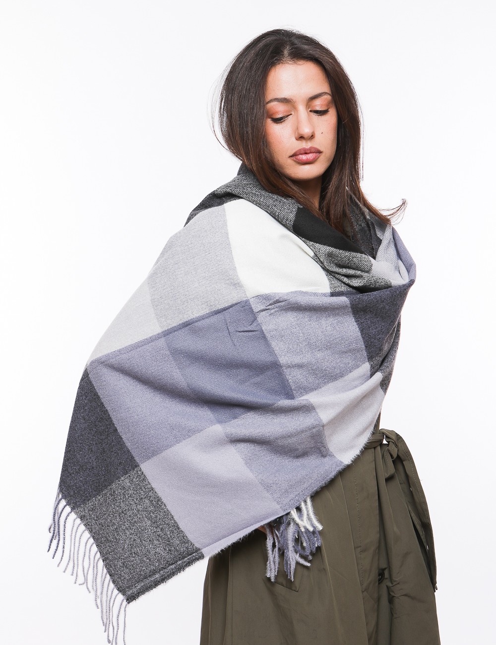 Cette image contient écharpe à motif carreaux chez Joliesse. à 0,00 TND en Tunisie. L'hexa de l'arrière plan est #E7E7E7