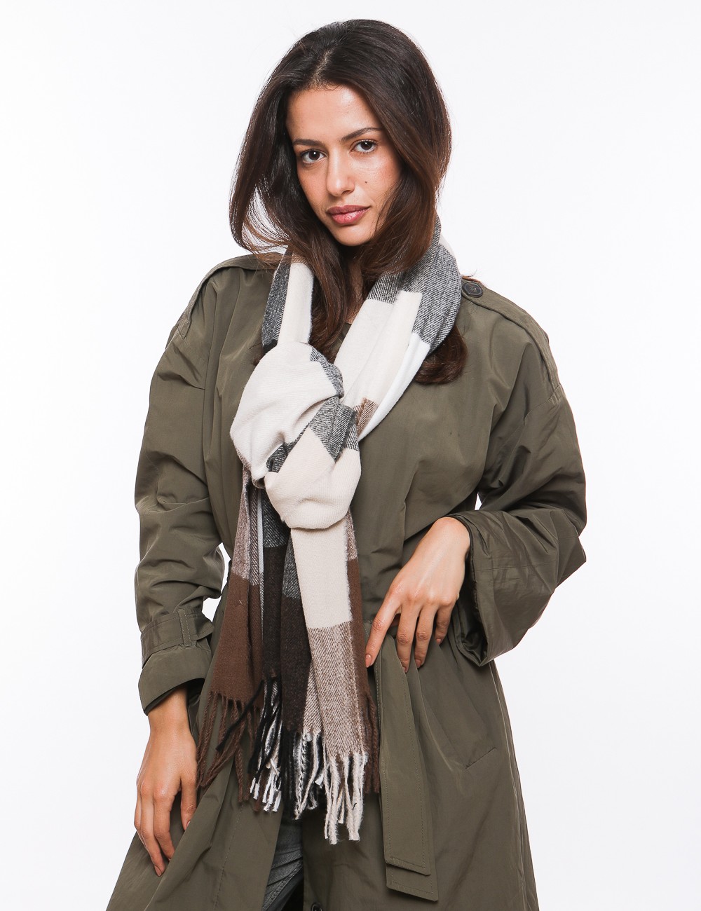 Cette image contient écharpe à motif carreaux chez Joliesse. à 0,00 TND en Tunisie. L'hexa de l'arrière plan est #E7E7E7