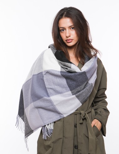 Cette image contient écharpe à motif carreaux chez Joliesse. à 0,00 TND en Tunisie. L'hexa de l'arrière plan est #E7E7E7
