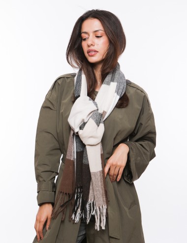 Cette image contient écharpe à motif carreaux chez Joliesse. à 0,00 TND en Tunisie. L'hexa de l'arrière plan est #E7E7E7