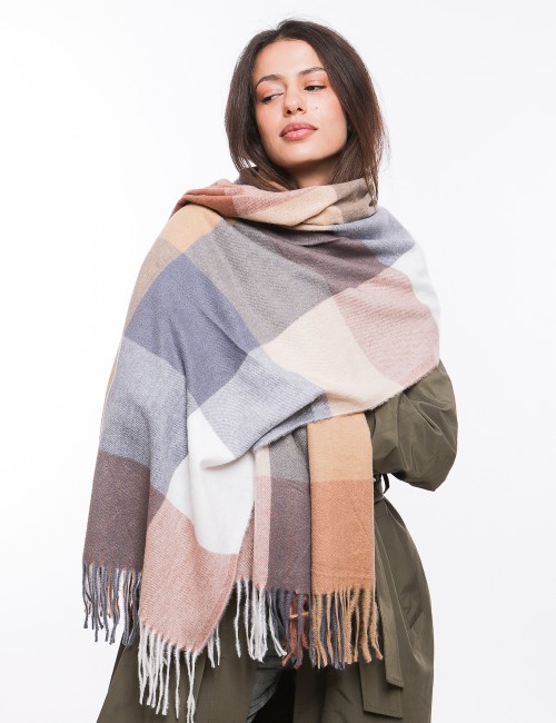 Cette image contient écharpe à motif carreaux chez Joliesse. à 0,00 TND en Tunisie. L'hexa de l'arrière plan est #E7E7E7