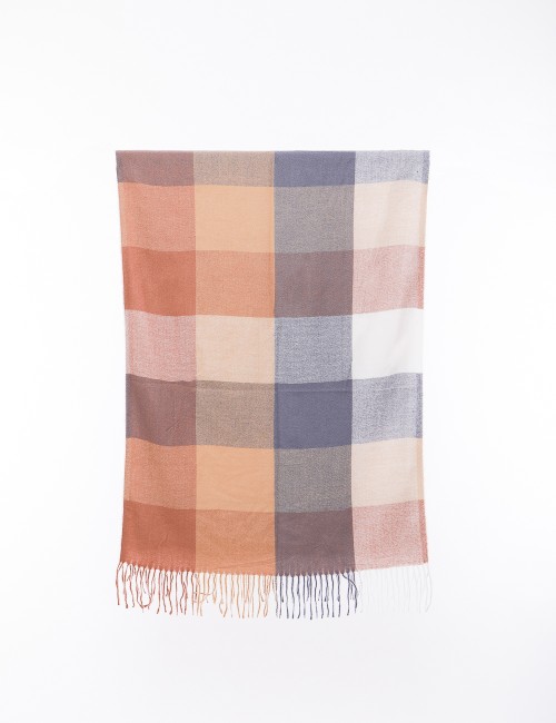 Cette image contient écharpe à motif carreaux chez Joliesse. à 0,00 TND en Tunisie. L'hexa de l'arrière plan est #E7E7E7