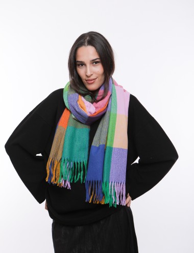 Cette image contient écharpe à motif carreaux chez Joliesse. à 0,00 TND en Tunisie. L'hexa de l'arrière plan est #E7E7E7