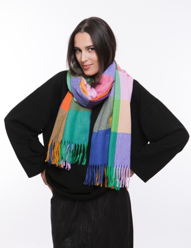 Cette image contient écharpe à motif carreaux chez Joliesse. à 0,00 TND en Tunisie. L'hexa de l'arrière plan est #E7E7E7