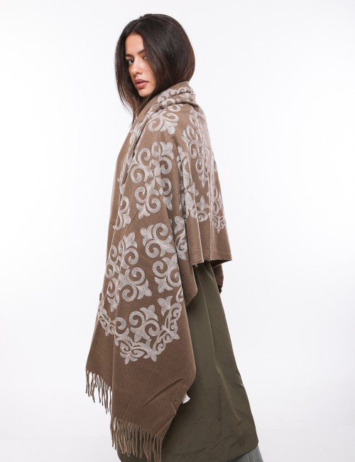 Cette image contient Écharpe femmes avec motifs artisanales chez Joliesse. à 89,99 TND en Tunisie. L'hexa de l'arrière plan est 