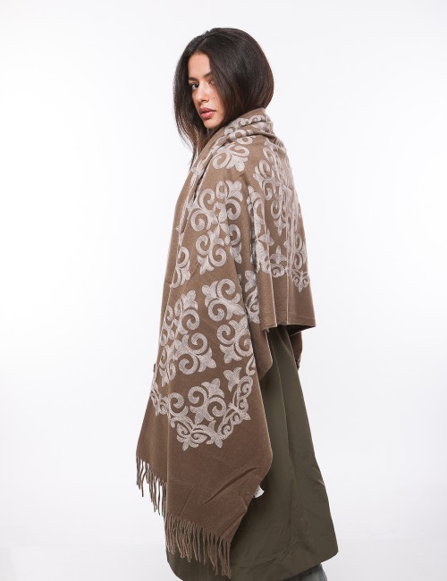 Cette image contient Écharpe femmes avec motifs artisanales chez Joliesse. à 89,99 TND en Tunisie. L'hexa de l'arrière plan est 