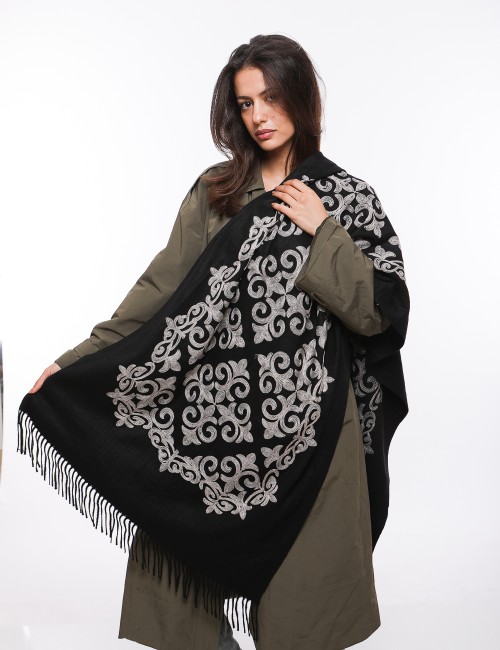 Cette image contient Écharpe femmes avec motifs artisanales chez Joliesse. à 89,99 TND en Tunisie. L'hexa de l'arrière plan est 