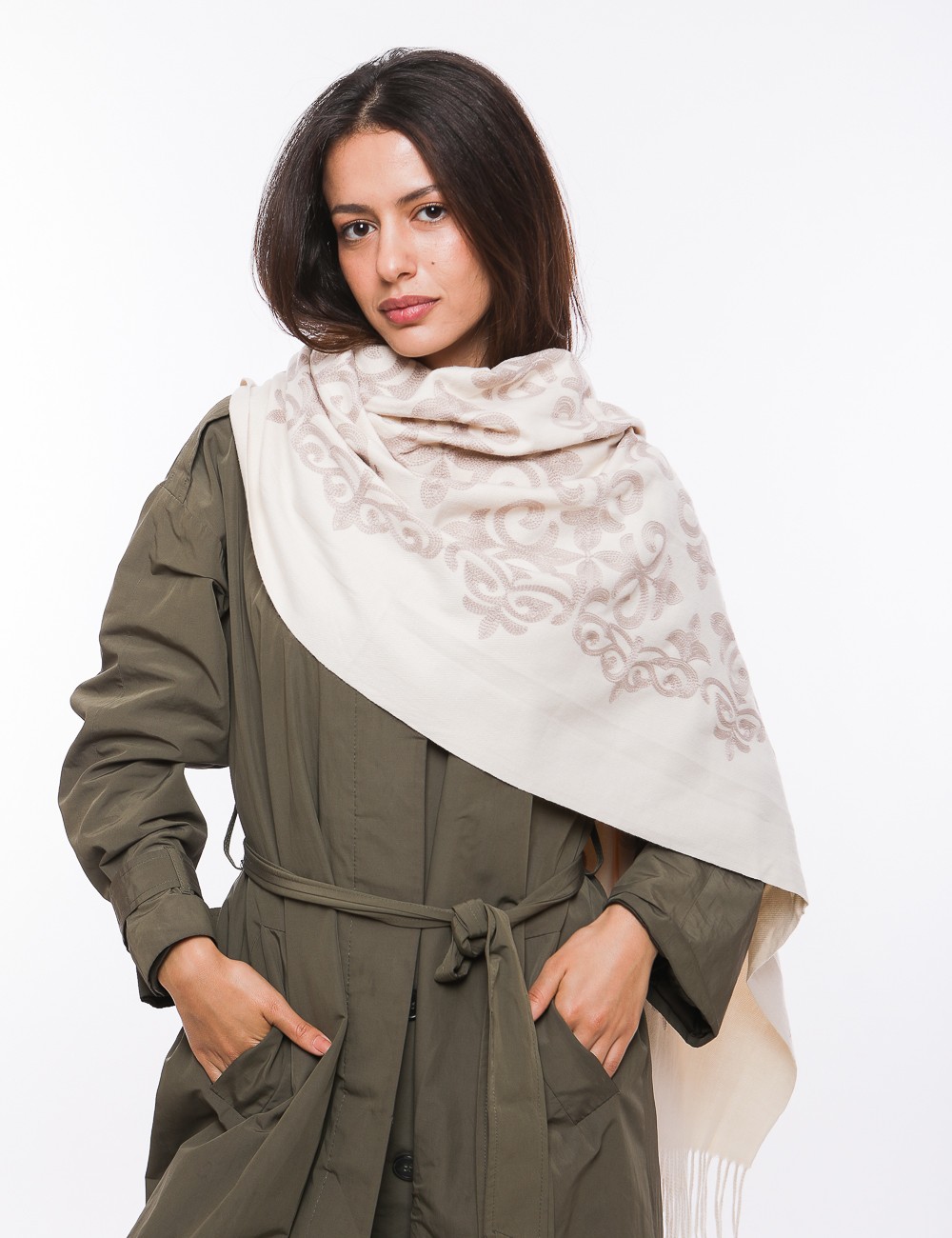 Cette image contient Écharpe femmes avec motifs artisanales chez Joliesse. à 89,99 TND en Tunisie. L'hexa de l'arrière plan est 