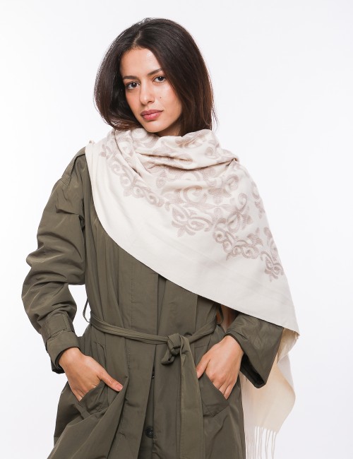 Cette image contient Écharpe femmes avec motifs artisanales chez Joliesse. à 89,99 TND en Tunisie. L'hexa de l'arrière plan est 