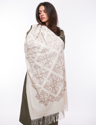 Cette image contient Écharpe femmes avec motifs artisanales chez Joliesse. à 89,99 TND en Tunisie. L'hexa de l'arrière plan est 