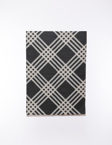 Cette image contient Écharpe à frange de laine - Carreaux ligne Blanc chez Joliesse. à 0,00 TND en Tunisie. L'hexa de l'arrière 