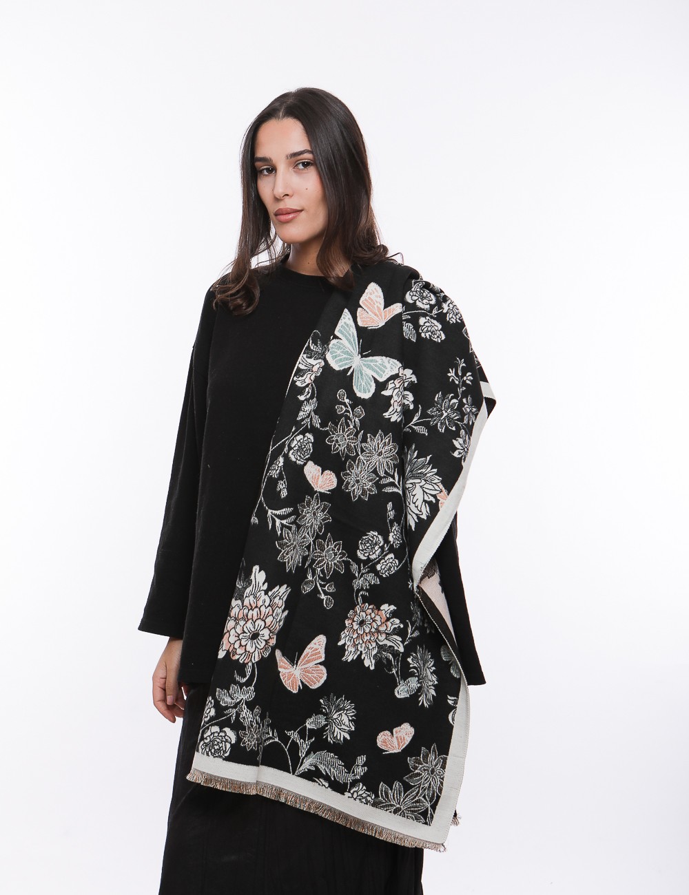 Cette image contient ECHARPE Noir imprimée chez Joliesse. à 69,99 TND en Tunisie. L'hexa de l'arrière plan est #E7E7E7