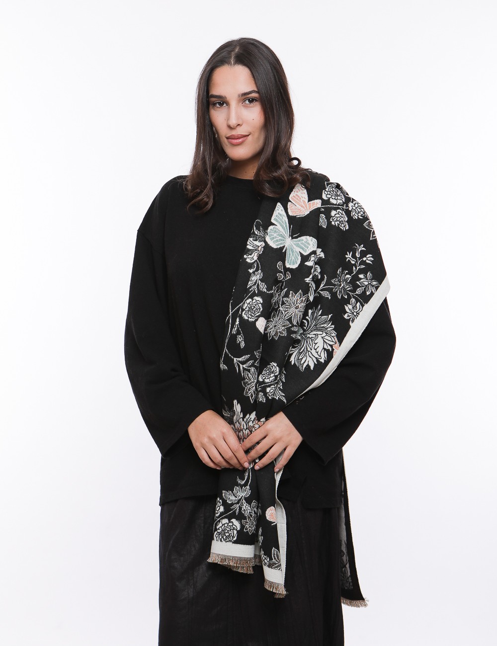 Cette image contient ECHARPE Noir imprimée chez Joliesse. à 69,99 TND en Tunisie. L'hexa de l'arrière plan est #E7E7E7