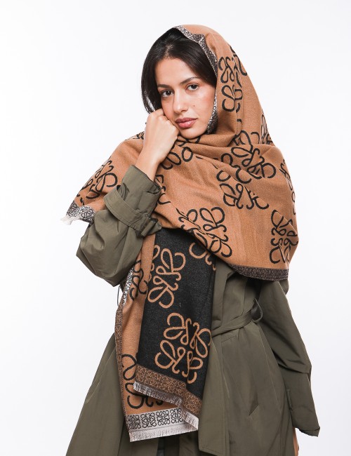 Cette image contient Écharpe au carreaux en laine chez Joliesse. à 69,99 TND en Tunisie. L'hexa de l'arrière plan est #E7E7E7