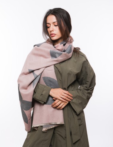 Cette image contient Écharpe bicolore motif fleurs chez Joliesse. à 64,99 TND en Tunisie. L'hexa de l'arrière plan est #E7E7E7