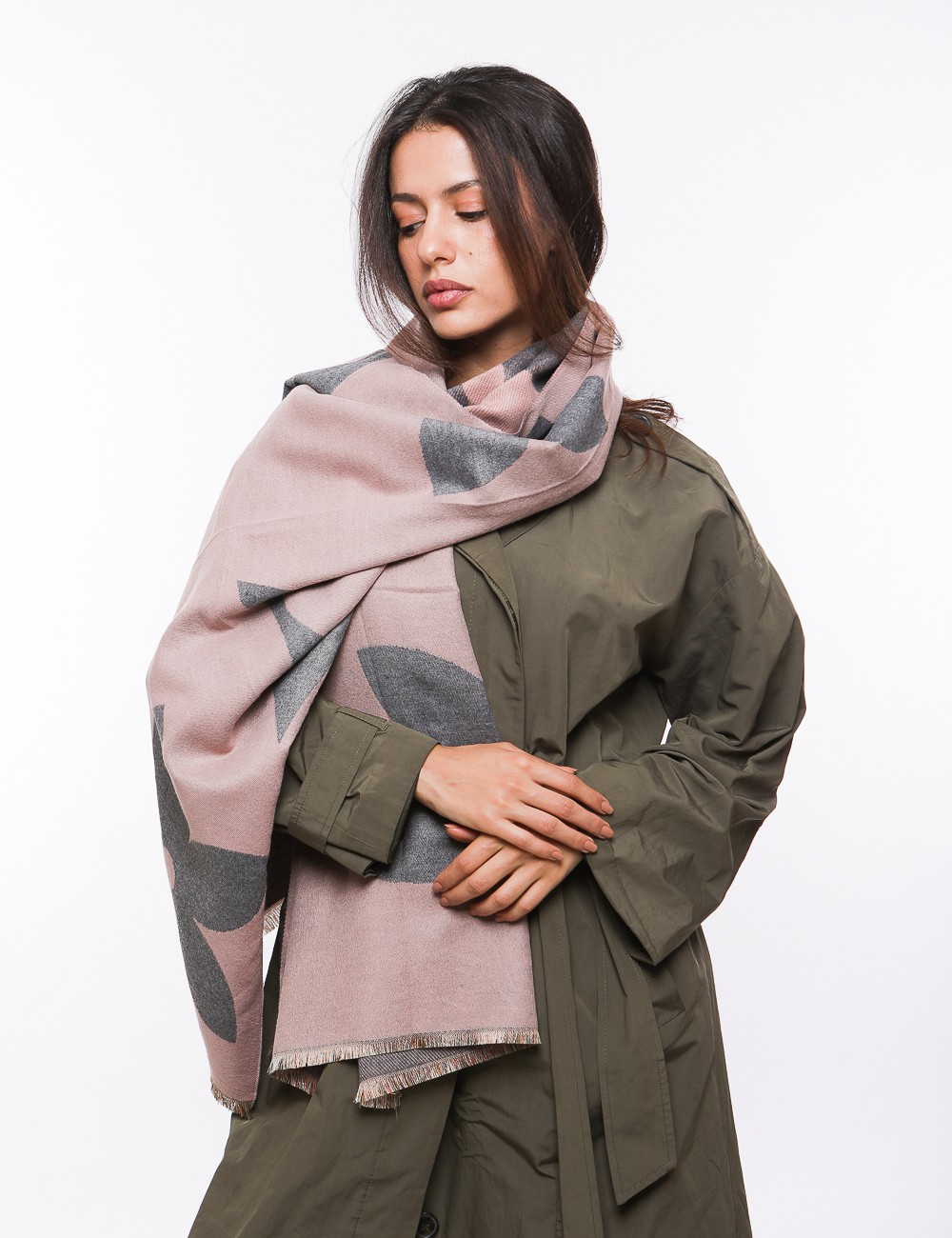 Cette image contient Écharpe bicolore motif fleurs chez Joliesse. à 64,99 TND en Tunisie. L'hexa de l'arrière plan est #E7E7E7