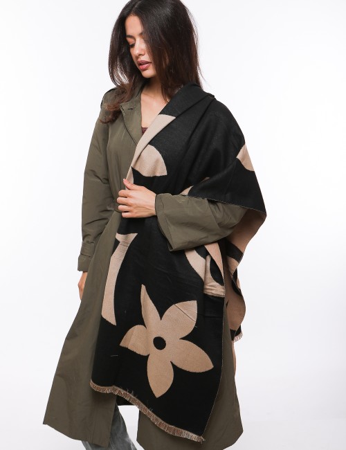 Cette image contient Écharpe bicolore motif fleurs chez Joliesse. à 64,99 TND en Tunisie. L'hexa de l'arrière plan est #E7E7E7