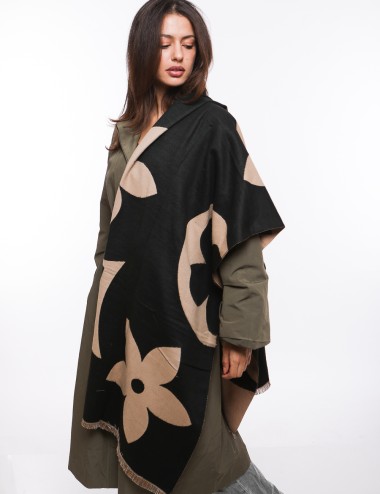 Cette image contient Écharpe bicolore motif fleurs chez Joliesse. à 64,99 TND en Tunisie. L'hexa de l'arrière plan est #E7E7E7