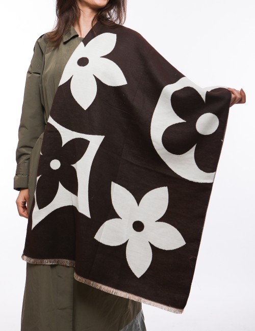 Cette image contient Écharpe bicolore motif fleurs chez Joliesse. à 64,99 TND en Tunisie. L'hexa de l'arrière plan est #E7E7E7