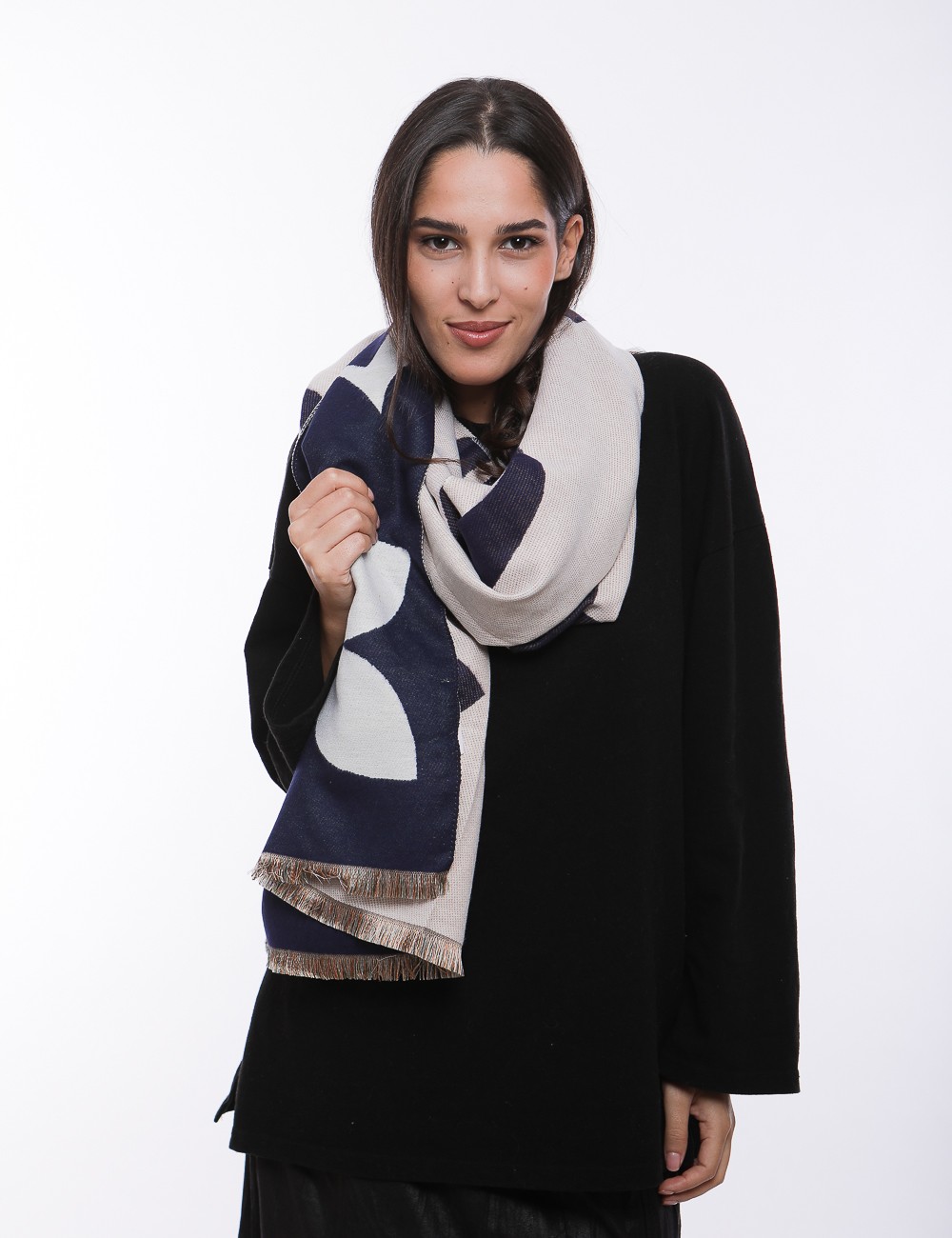 Cette image contient Écharpe bicolore motif fleurs chez Joliesse. à 64,99 TND en Tunisie. L'hexa de l'arrière plan est #E7E7E7